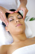 Foto: Portrait de femme se faisant masser le visage Portrait de femme se faisant masser le visage