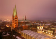 Lübeck mit Marienkirche und Rathaus im Winter bei Nacht