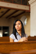 Frau betet in einer Kirche