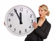 Frau mit großer Uhr in der Hand Frau mit großer Uhr in der Hand