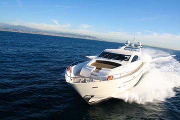 yacht en baie de cannes
