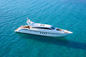 yacht en baie de cannes