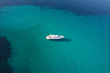 yacht en baie de cannes