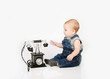 Baby spielt mit Telefon