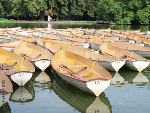 Photo: barques Bois de Boulogne Paris France 2 barques Bois de Boulogne Paris France 2