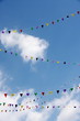 Drapeaux colorés dans le ciel bleu. Drapeaux colorés dans le ciel bleu.