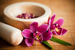 Composition zen - fleurs orchid&eacute;e et mortier bois