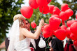 Hochzeit - Brautpaar mit Luftballons