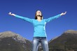 ragazza in cima ai monti