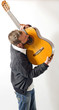 homme joue de la guitare avec émotion