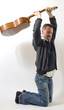 homme joue de la guitare avec émotion