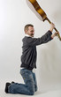 homme joue de la guitare avec émotion