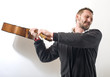 homme joue de la guitare avec émotion