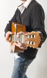 homme joue de la guitare avec émotion