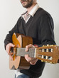 homme joue de la guitare avec émotion