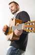homme joue de la guitare avec émotion