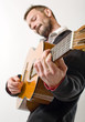 homme joue de la guitare avec émotion