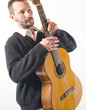 homme joue de la guitare avec émotion