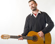 homme joue de la guitare avec émotion