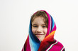 bambino con coperta
