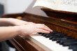 weibliche hände am klavier