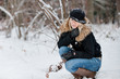 Schneebild Model im Schnee