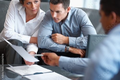 Foto: Real estate agent consulting a mature couple at office Real estate agent consulting a mature couple at office