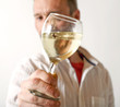 oenologue en dégustation d'un verre de vin blanc