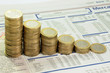 Quotidiano finanziario e monete in discesa