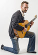 homme joue de la guitare avec émotion