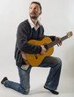 homme joue de la guitare avec émotion