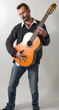 homme joue de la guitare avec émotion