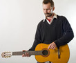 homme joue de la guitare avec émotion