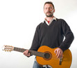 homme joue de la guitare avec émotion