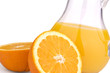 Orange mit Orangensaft in Karaffe isoliert Orange mit Orangensaft in Karaffe isoliert