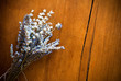 bouquet de lavande sur fond bois rustique ancien