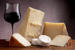 mix di formaggi e bicchiere di vino mix di formaggi e bicchiere di vino