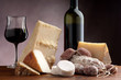mix di formaggi salami e di vino mix di formaggi salami e di vino