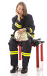 Junge Feuerwehrfrau in Uniform, erschöpft