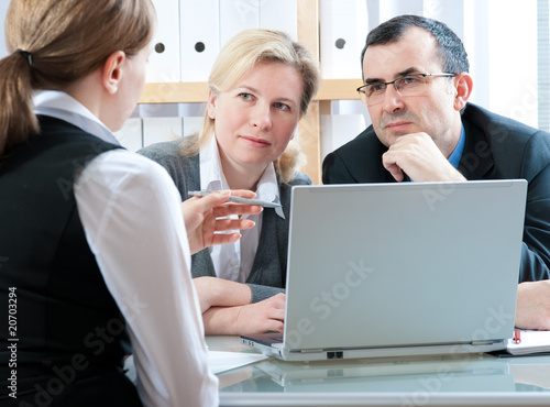 Foto: mid-adult couple meeting with financial planner mid-adult couple meeting with financial planner