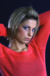 Portrait einer jungen, modischen Frau