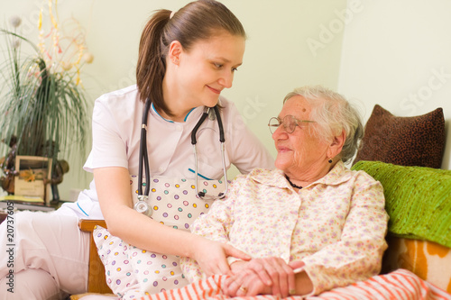 Foto: Helping a sick elderly woman Helping a sick elderly woman