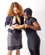 jeunes femmes lisent un livre