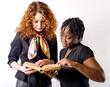 jeunes femmes lisent un livre