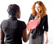 femmes actives se passent un dossier