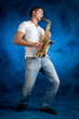 uomo che suona il sax