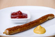 Wurst mit Senf und Ketchup