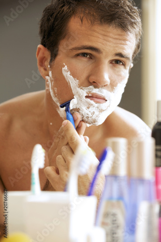 Foto: Young man shaving Young man shaving