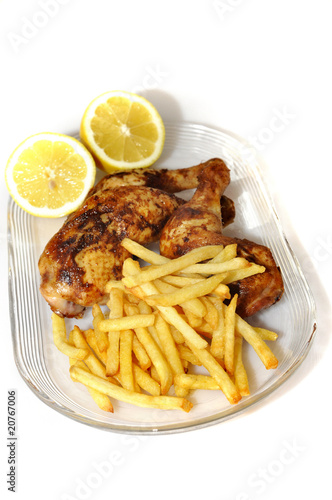 Foto: Teller voll Pommes und Hähnchen Teller voll Pommes und Hähnchen