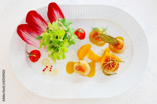 Photo: Salat saint jacpues Orangen vinaigrette Tomaten Radicchio Salat saint jacpues Orangen vinaigrette Tomaten Radicchio